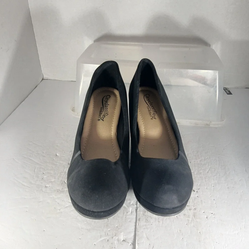 City Classified Comfort Wedge Pumps 9 Black Faux Suede Platform Office Classic